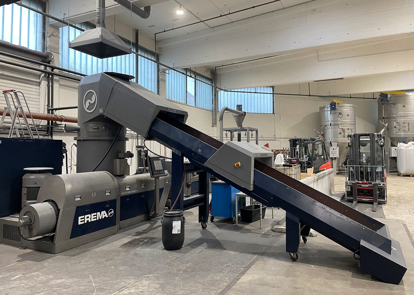 Zweite EREMA-Extrusionsanlage mit Förderband und Metalldetektor