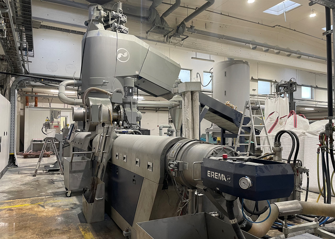 EREMA-Extrusionsanlage in der Werkshalle von KRM