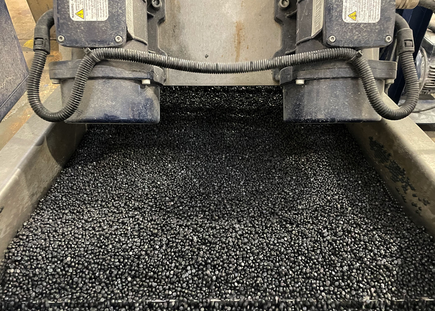 Frisches schwarzes Regranulat aus dem Extruder