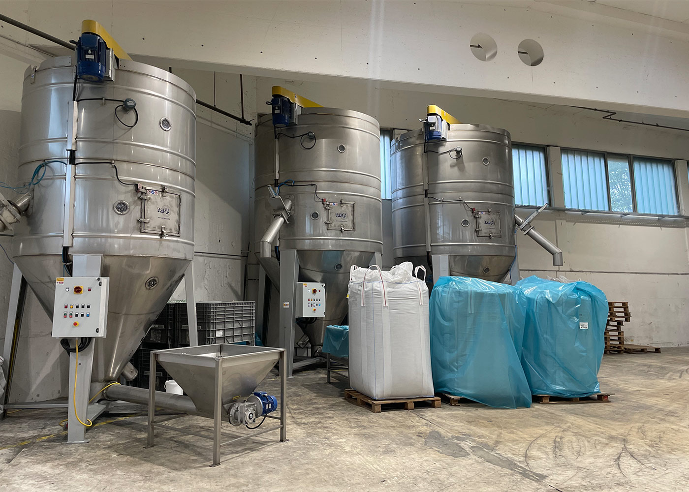 Edelstahlsilos und Big Bags mit Regranulat